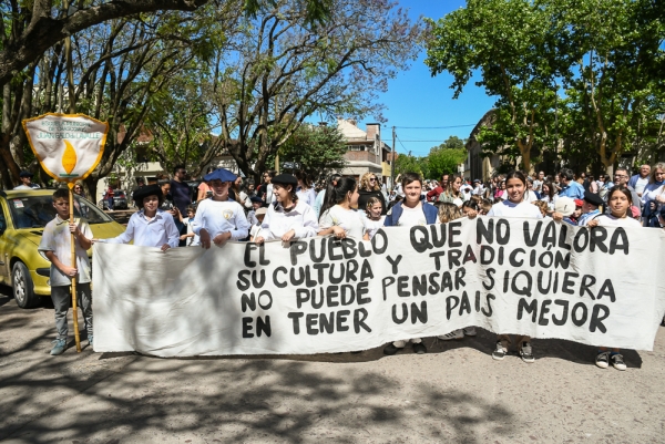  Desfile escolar por el Día de la Tradición