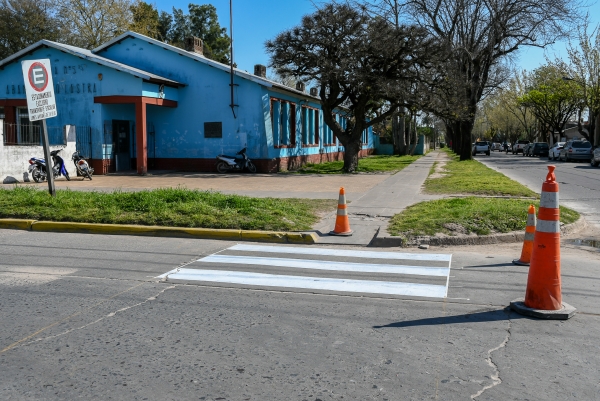 Repintado de sendas peatonales para reforzar la seguridad vial en zonas escolares