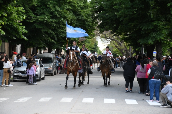 Colorido desfile tradicionalista por las calles de la ciudad