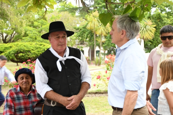 Colorido desfile tradicionalista por las calles de la ciudad