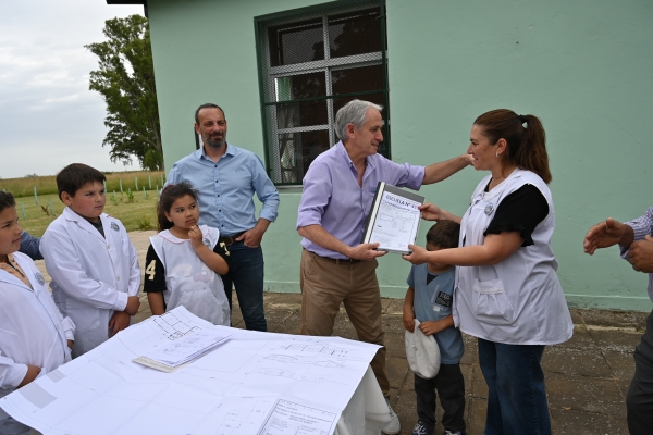 La Municipalidad entregó los planos de la Escuela Nº 41