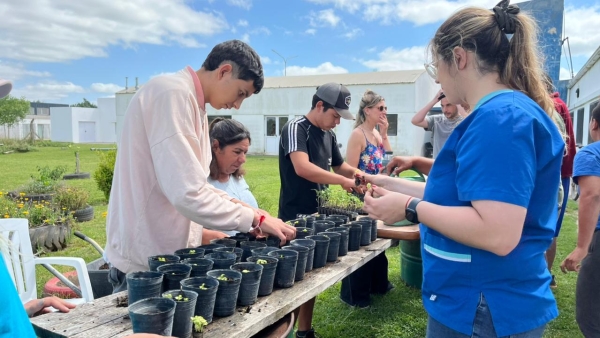 El Centro de Día del barrio 30 de Mayo y el CAPS San Cayetano recibieron plantines de temporada