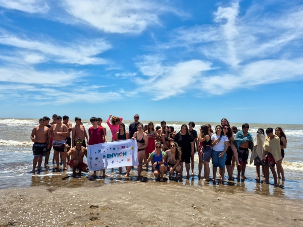 Los adolescentes y jóvenes del programa Envión disfrutaron de una hermosa jornada en la playa