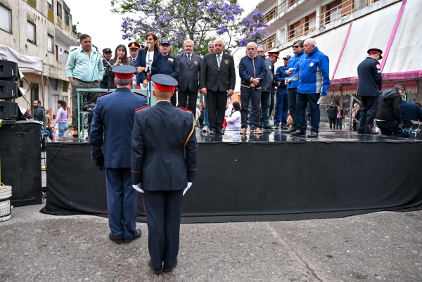 El Intendente Municipal acompañó el gran desfile por el aniversario de los Bomberos Voluntarios