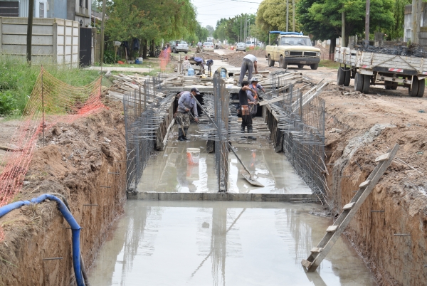 Continúa la obra de saneamiento hidráulico en el barrio Algarrobo