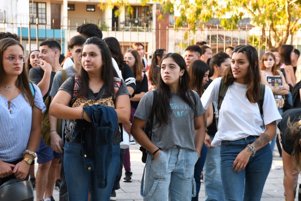 Javier Gastón acompañó el inicio de clases del Instituto Superior Nº 98