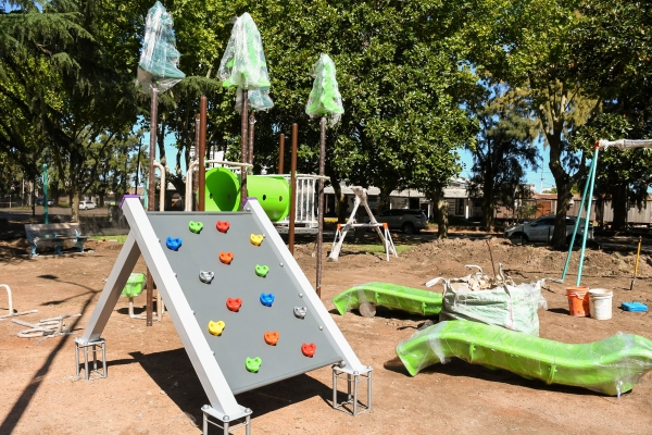 Trabajos para instalar nuevos juegos en la plaza Sarmiento