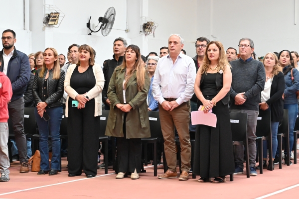 En un clima festivo y muy emotivo se celebraron los 50 años de la Escuela Municipal N° 2