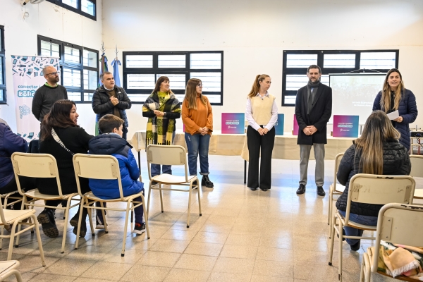 Alumnos de escuelas secundarias recibieron netbooks del programa Conectar Igualdad Bonaerense