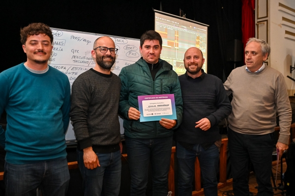 Entrega de diplomas a participantes del taller de música electrónica en el Teatro Brazzola